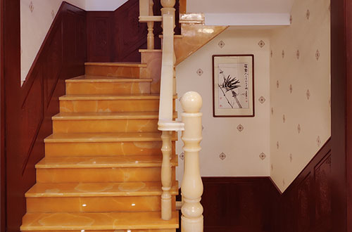 宜秀中式别墅室内汉白玉石楼梯的定制安装装饰效果